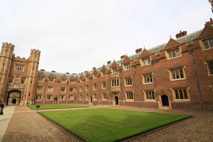 点击大图看下一张：英国剑桥大学风景图片