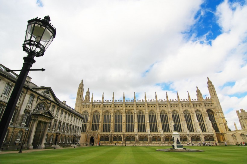 点击大图看下一张：英国剑桥大学风景图片