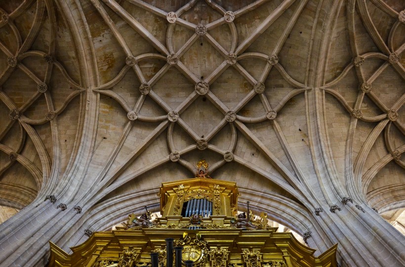 点击大图看下一张：西班牙塞戈维亚大教堂图片