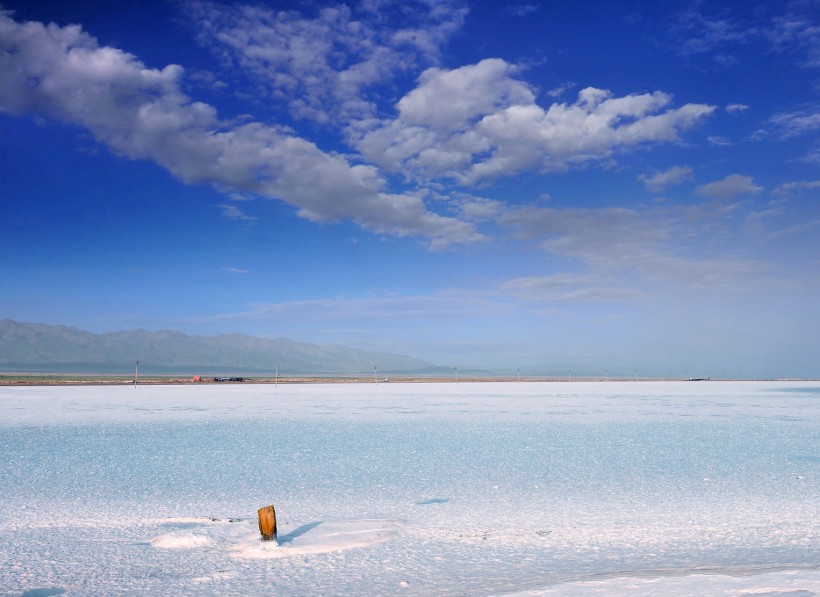 点击大图看下一张：茶卡盐湖风景图片