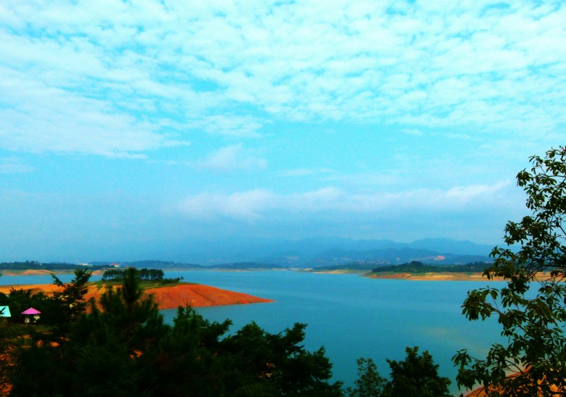 点击大图看下一张：广西百色澄碧湖风景图片