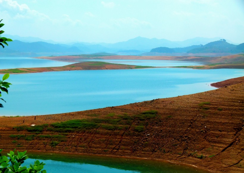 点击大图看下一张：广西百色澄碧湖风景图片