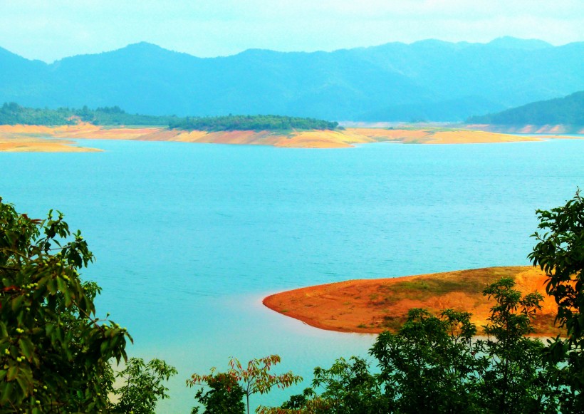 点击大图看下一张：广西百色澄碧湖风景图片