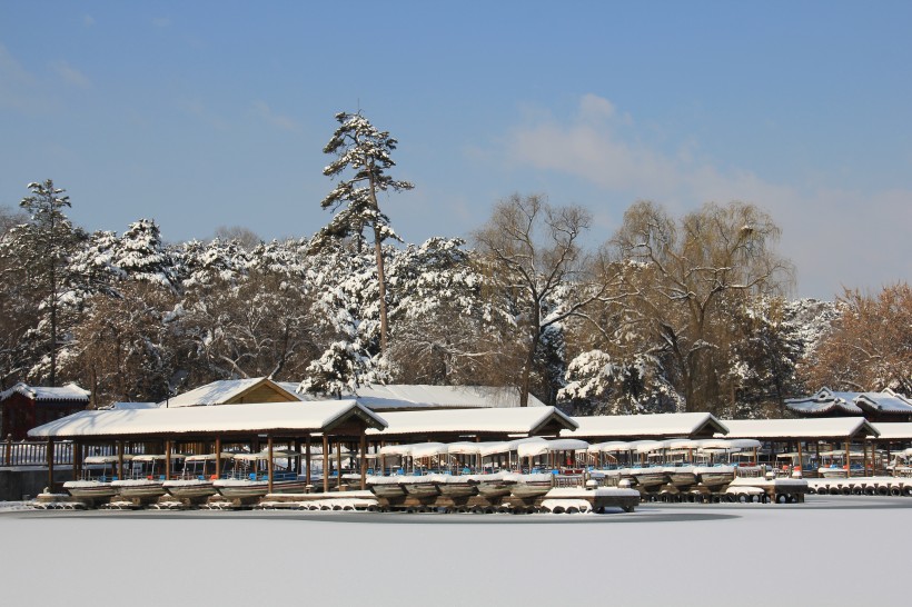 点击大图看下一张：河北承德避暑山庄雪景图片