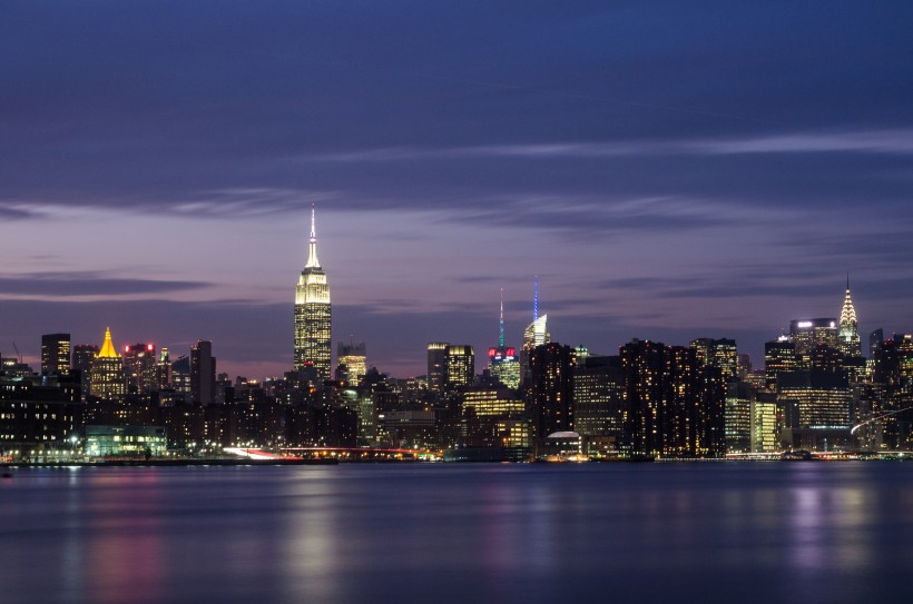 点击大图看下一张：璀璨的城市夜景图片