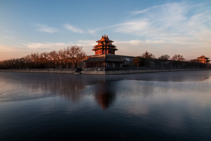 点击大图看下一张：晨曦中的角楼风景图片