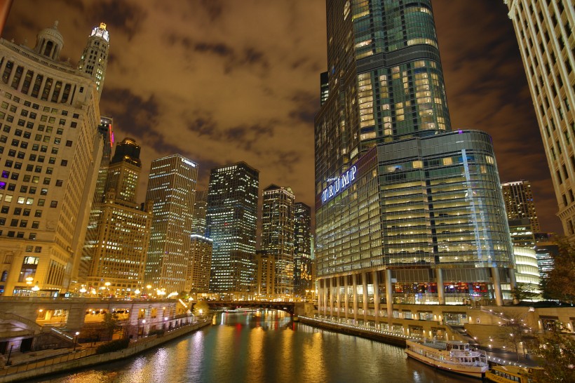 点击大图看下一张：美国芝加哥河夜景图片