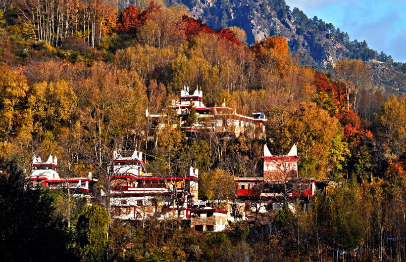 点击大图看下一张：四川川西巴丹藏寨风景图片