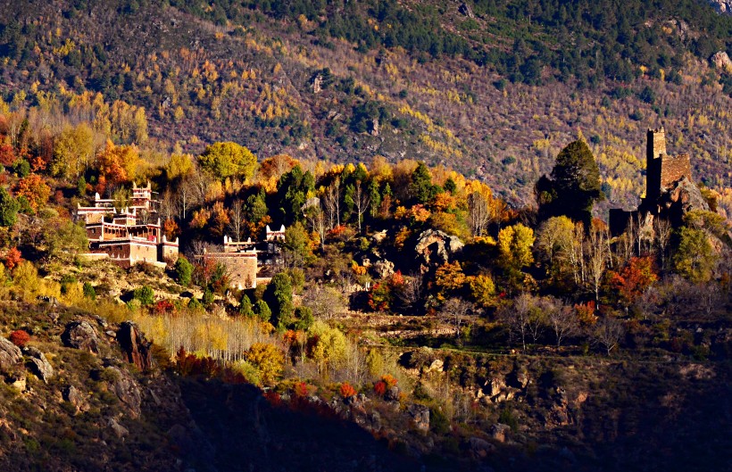 点击大图看下一张：四川川西巴丹藏寨风景图片