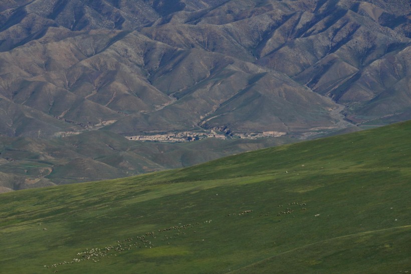 点击大图看下一张：内蒙古包头春坤山风景图片