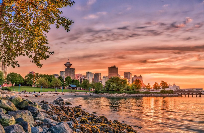 点击大图看下一张：加拿大温哥华码头风景图片