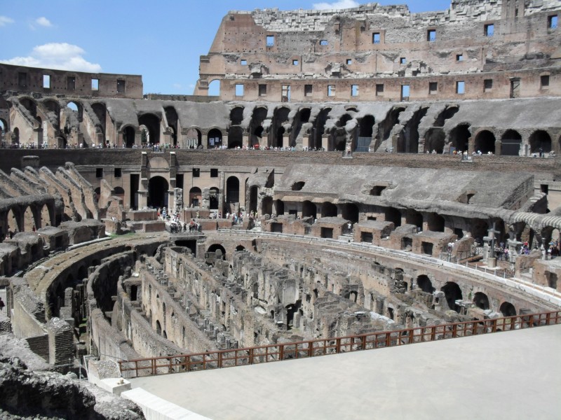 点击大图看下一张：罗马斗兽场的内部风景图片
