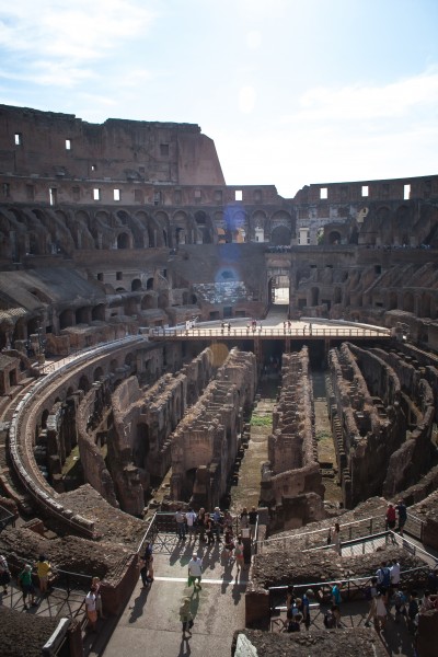 点击大图看下一张：罗马斗兽场的内部风景图片