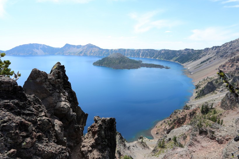 点击大图看下一张：美国火山口湖风景图片