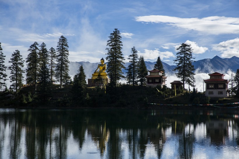 点击大图看下一张：四川措卡湖风景图片