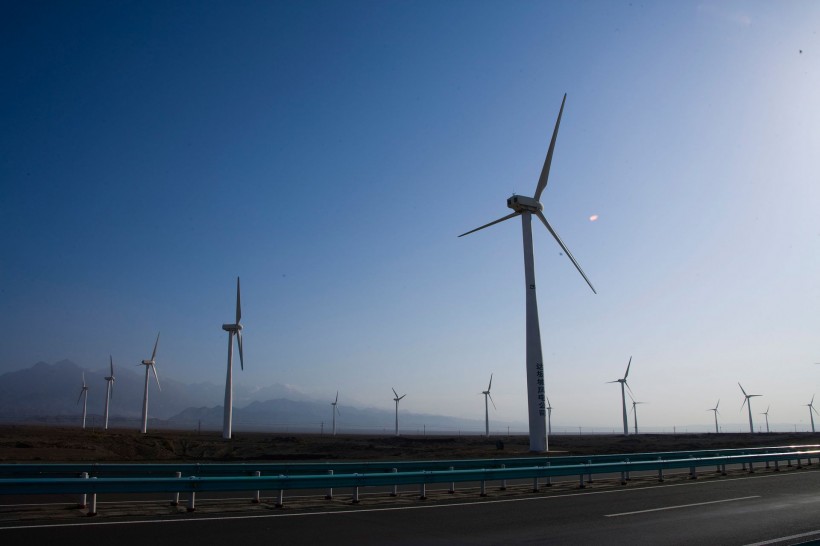 点击大图看下一张：新疆达坂城风力发电机图片