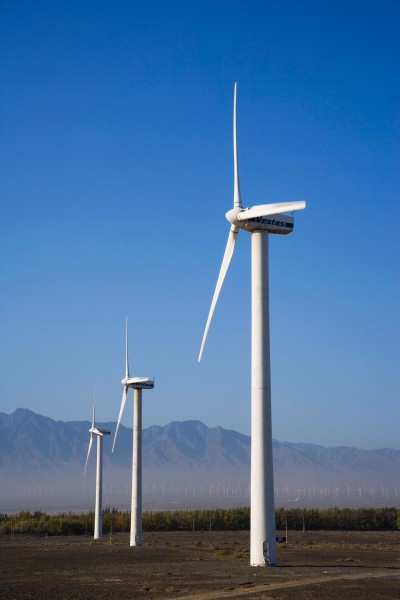 点击大图看下一张：新疆达坂城风力发电机图片