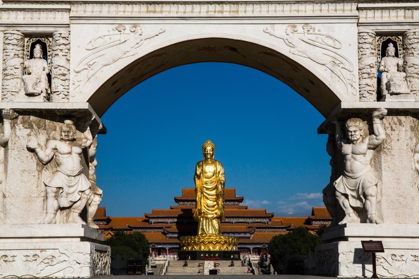点击大图看下一张：新疆红光山大佛寺风景图片