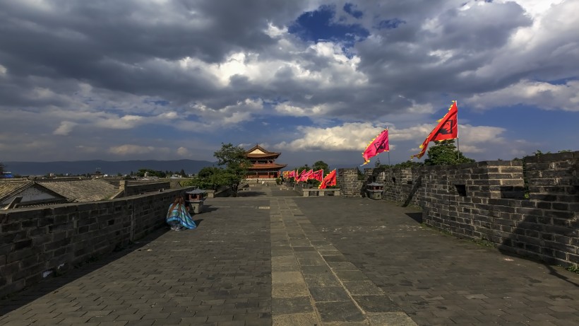 点击大图看下一张：云南大理古城风景图片