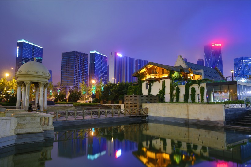 点击大图看下一张：辽宁大连东港夜景图片