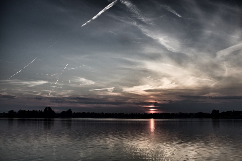 点击大图看下一张：德国多瑙河日落风景图片
