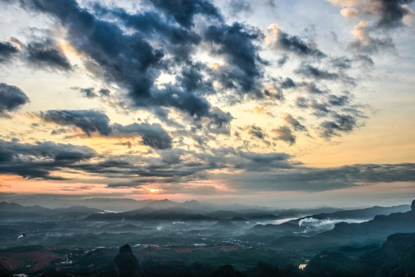 点击大图看下一张：广东丹霞山日出风景图片