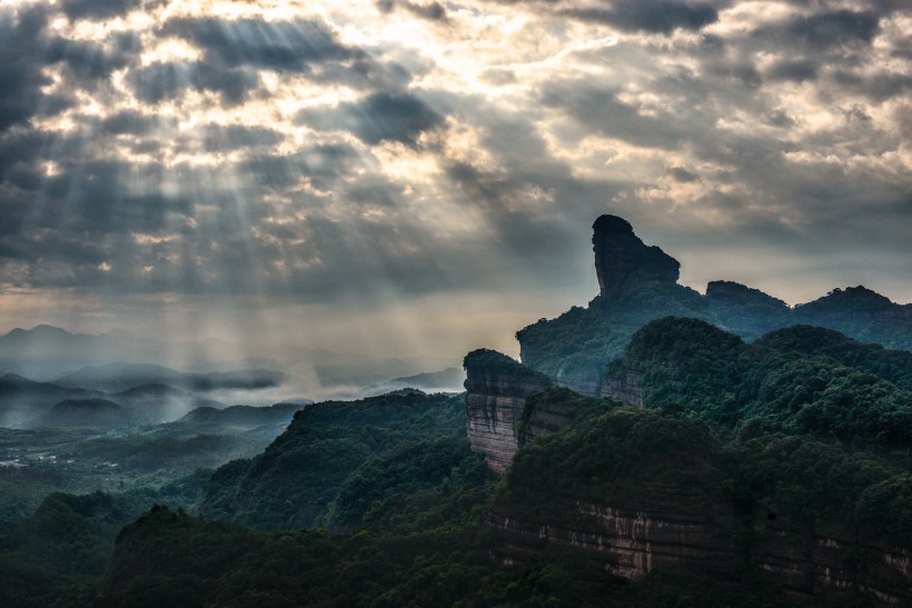 点击大图看下一张：广东丹霞山日出风景图片