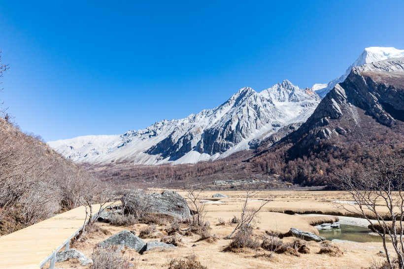 点击大图看下一张：四川稻城亚丁雪山风景图片