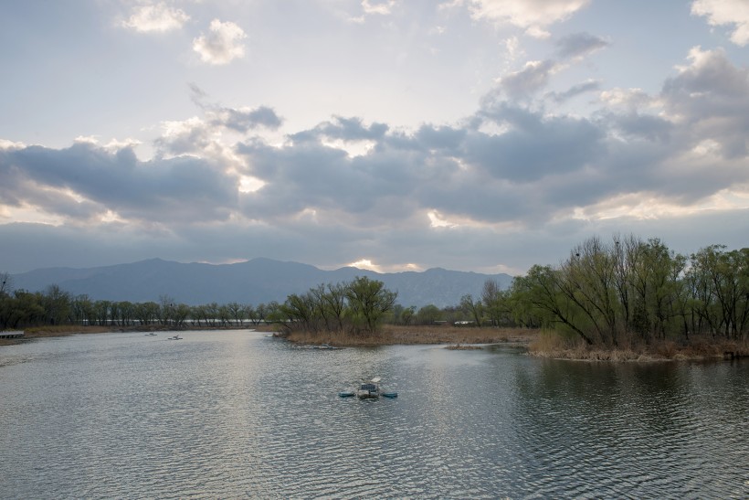 点击大图看下一张：北京稻香湖春天风景图片