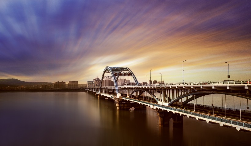 点击大图看下一张：城市大桥夜景图片