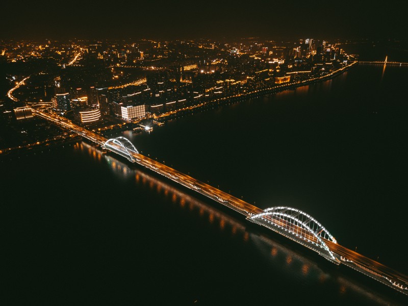 点击大图看下一张：城市大桥夜景图片