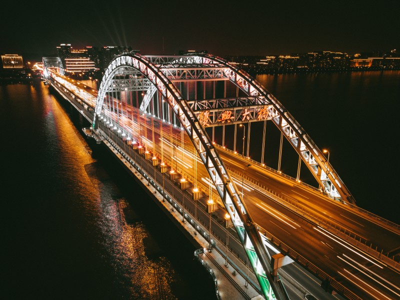 点击大图看下一张：城市大桥夜景图片