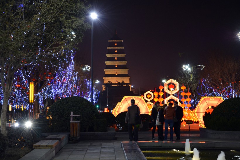 点击大图看下一张：陕西西安大雁塔夜景图片