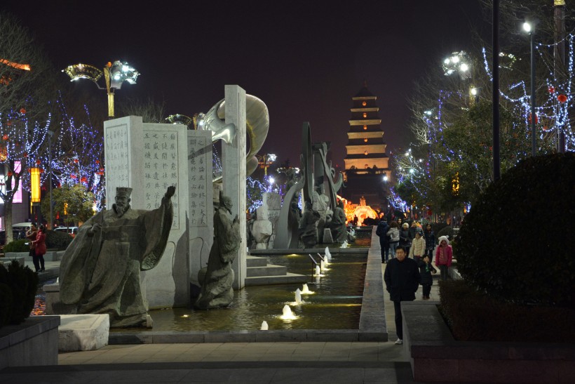 点击大图看下一张：陕西西安大雁塔夜景图片
