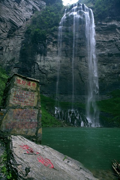 点击大图看下一张：湖南德夯苗寨风景图片