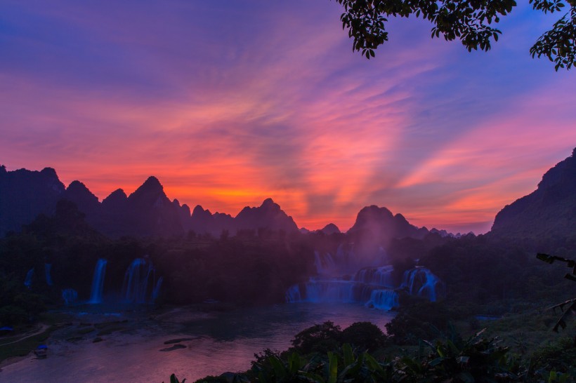 点击大图看下一张:广西德天瀑布风景图片