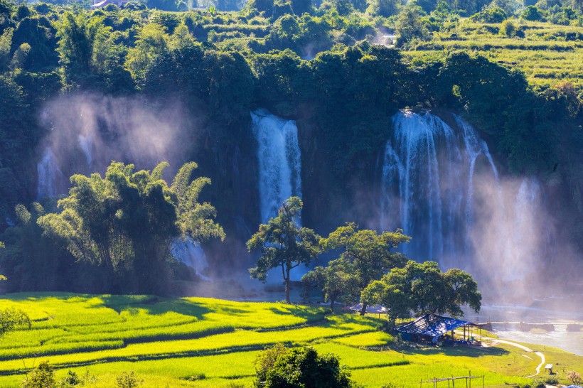 点击大图看下一张：广西德天瀑布风景图片