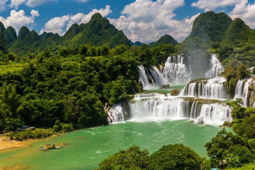 点击大图看下一张：广西德天瀑布风景图片