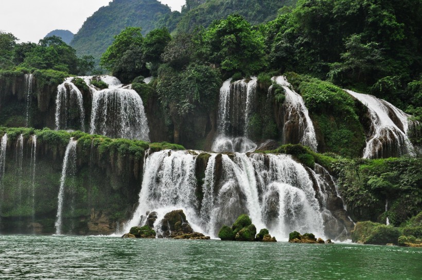 点击大图看下一张：广西德天瀑布风景图片