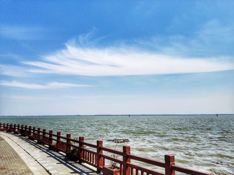 点击大图看下一张：上海淀山湖水墨风景图片