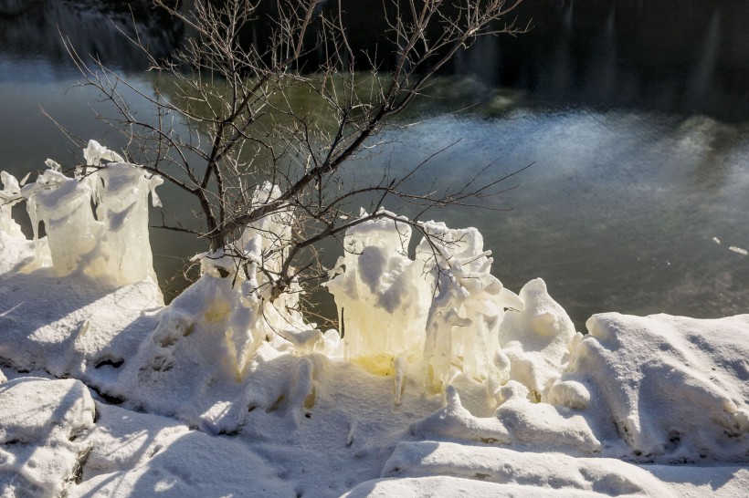 点击大图看下一张：冬天的吊水楼瀑布风景图片