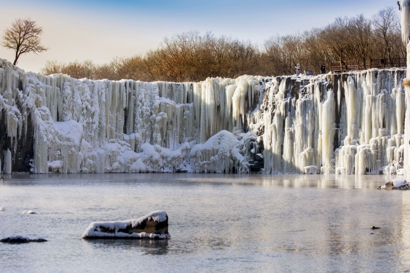 点击大图看下一张：冬天的吊水楼瀑布风景图片