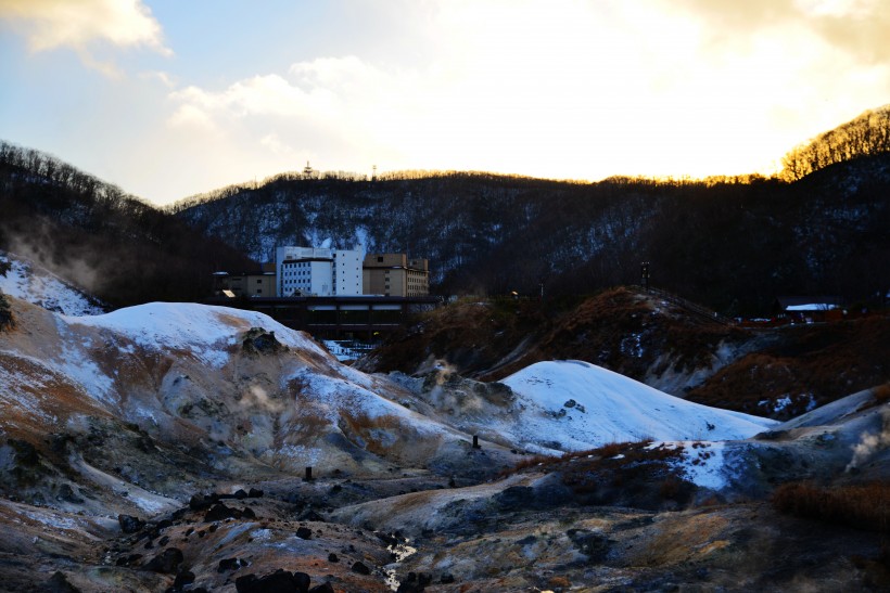 点击大图看下一张：日本北海道地狱谷风景图片