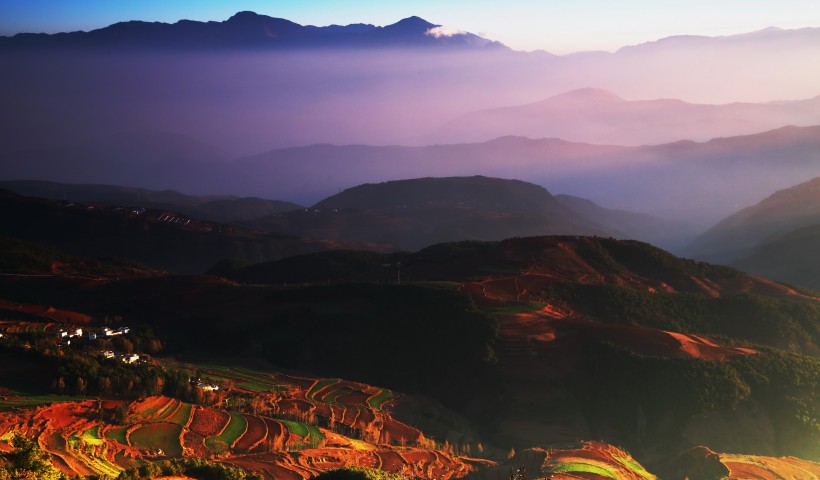 点击大图看下一张：东川红土地风景图片