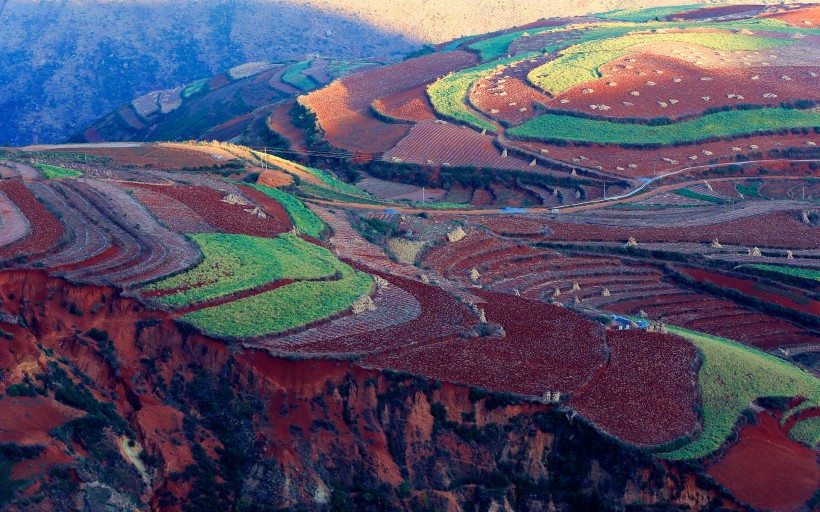 点击大图看下一张：东川红土地风景图片