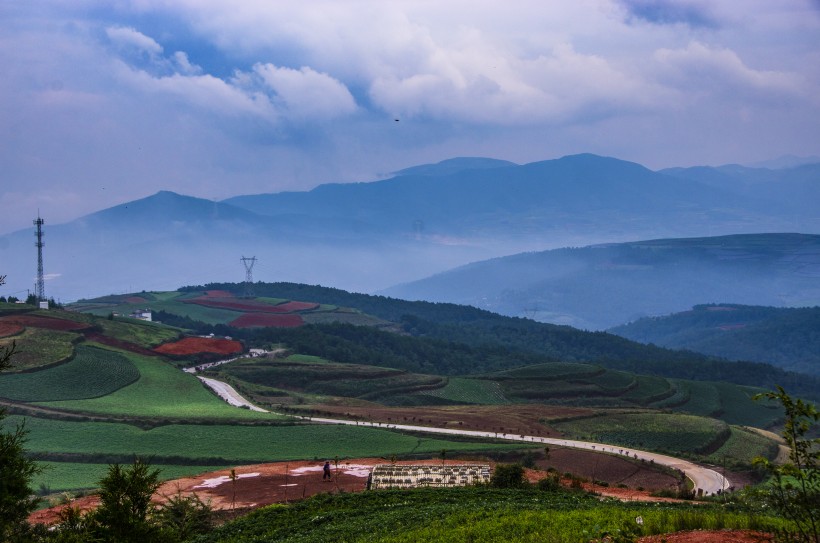 点击大图看下一张：云南东川红土地风景图片