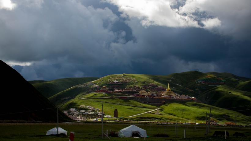 点击大图看下一张：西藏东嘎寺风景图片