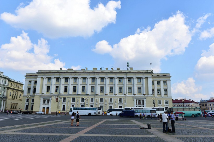 点击大图看下一张：俄罗斯冬宫广场风景图片