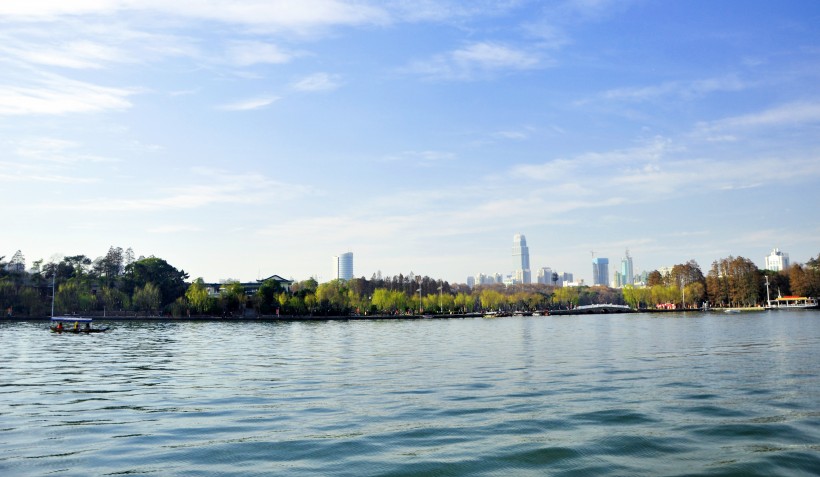 点击大图看下一张：湖北武汉东湖风景图片