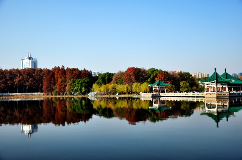 点击大图看下一张：湖北武汉东湖风景图片